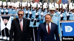 Turkish President Recep Tayyip Erdogan (left) and his Kazakh counterpart, Nursultan Nazarbaev, at the Presidential Palace in Ankara in August 2016. Nazarbaev announced 11 Turkish teachers had been repatriated to Turkey in 2016 after their role in the failed coup had been "proven."