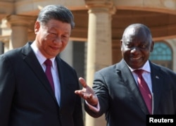 Президент ЮАР Сирил Рамафоса приветствует главу Китая Си Цзиньпина в Претории. ЮАР, 22 августа 2023 года