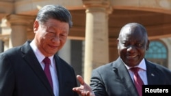 Президент Южно-Африканской Республики Сирил Рамафоса приветствует главу КНР Си Цзиньпина, 22 августа 2023 года