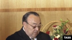 Президент Рәхимов төп канунга таянамы?