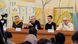 Беларусь түрмесінен бостандыққа шыққан (оңнан солға қарай) Александр Федута, Мария Колесникова, Виктор Бабарико және Владимир Лабкович баспасөз мәслихатын өткізіп отыр. Украина, 14 желтоқсан, 2025 жыл.