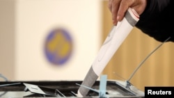 Një person duke votuar në zgjedhjet parlamentare që u mbajtën më 9 shkurt 2025. Fotografi ilustruese nga arkivi. 