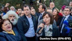 Maia Sandu vorbind la protestul din fața parlamentului, după ce a fost demisă. 12 noiembrie 2019