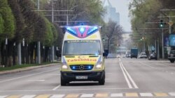 Алматы көшесіндегі медициналық жедел жәрдем көлігі. Көрнекі сурет.