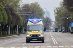 Медицинский автомобиль на улице Алматы 14 апреля 2020 года.