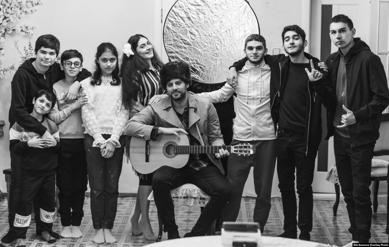 У 2017 році Януш (в центрі) заснував організацію «Романо Тхан», навколо якої об'єднав молодь Каховки, щоб популяризувати освіту серед ромів