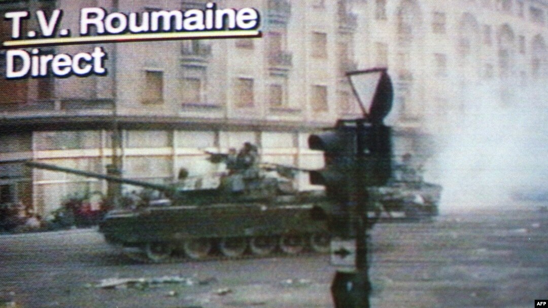 Imagini în direct difuzate de o televiziune franceză din timpul Revoluției Române. 