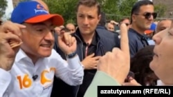 Armenia - Prime Minister Nikol Pashinian argues with a voter in Yerevan, May 18, 2026.