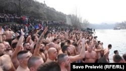 Tokom tradicionalnog plivanja na ušću reke Ribnice u Moraču, u Podgorici, za verski praznik Bogojavljenje 19. januara 2020., skandiralo se i “Kosovo je srce Crne Gore”