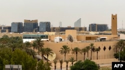 АҚШ-тың Эр-Риядтағы елшілігі. 2026 жылғы 3 наурызда дрон шабуылынан кейін түсірілген фото.