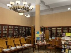 Бібліотека у будинку офіцерів, а це понад 70 тисяч книг