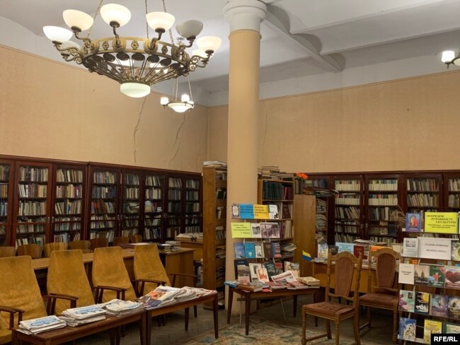 Бібліотека у будинку офіцерів, а це понад 70 тисяч книг