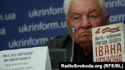 Владимир Войнович в Киеве на презентации своего романа "Жизнь и необычайные приключения солдата Ивана Чонкина", переведенном на украинский язык