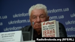 Vladimir Voinovich məşhur "Çonkin" kitabının yeni nəşrinin təqdimatında.