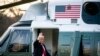 Donald Trump amerikai elnök felszáll az elnöki helikopterre a Fehér Ház mellett, hogy az utolsó alkalommal útra keljen az elnöki rezidenciából Joe Biden beiktatásának a reggelén. Washington főváros, Egyesült Államok, 2021. január 20. 