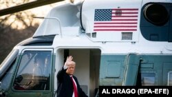 Donald Trump amerikai elnök felszáll az elnöki helikopterre a Fehér Ház mellett, hogy az utolsó alkalommal útra keljen az elnöki rezidenciából Joe Biden beiktatásának a reggelén. Washington főváros, Egyesült Államok, 2021. január 20. 