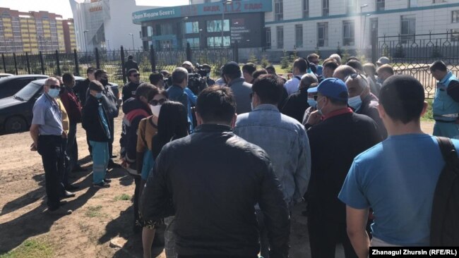 Группа протестующих сотрудников скорой помощи в Актобе. 15 мая 2020... Группа протестующих сотрудников скорой помощи в Актобе. 15 мая 2020 года.