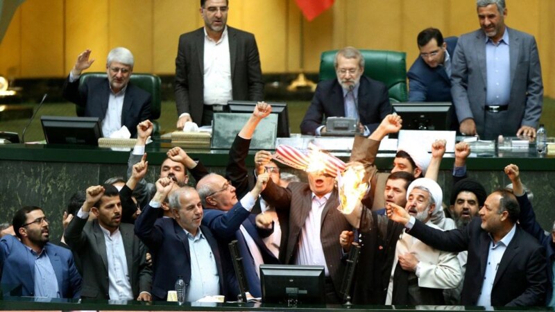 В парламенте Ирана сожгли флаг США и копию соглашения по ядерной программе