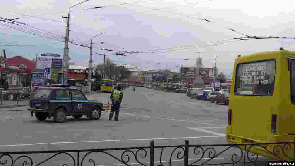 Украина белгісінен жол полициясының көліктері ғана қалды. Наурыздың басында Украина полицейлері көрінбей кетті. Қырым көшелерінің билігі &laquo;өзін-өзі қорғау&raquo; жасақтарына өтті. Ал &laquo;сыпайы жасыл адамдар&raquo; автоматтары, пулеметтері мен гранатометтерін асынып, ештеңеге араласпай, үнсіз тұратын.&nbsp;