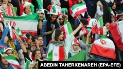 Iranke navijaju tokom kvalifikacija za FIFA Svjetsko prvenstvo između Irana i Kambodže u Teheranu 2019. godine.