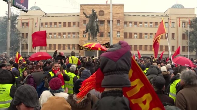 Пред Собранието на Македонија протест против уставни измени