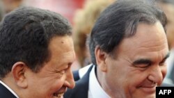 Оливер Стоун (на фото - справа) общался и с Уго Чавесом (слева), и с Фиделем Кастро. Видимо, их он тоже считает неоднозначными фигурами, как Сталина, Гитлера и Мао.