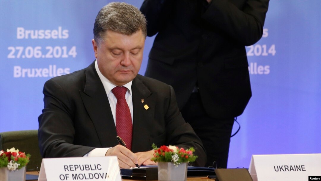 Петр Порошенко подписывает вторую, экономическую часть соглашения об ассоциации с ЕС