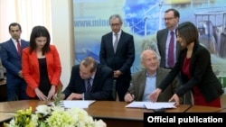 Armenia - Top executives of The Robbins Company and Debed Hydro sign a memorandum of understanding in Yerevan, 25Oct2017.