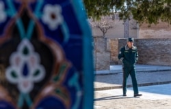 Сотрудник туристический полиции в Самарканде. Узбекистан, 29 ноября 2019 года.