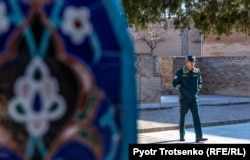 Сотрудник туристический полиции в Самарканде. Узбекистан, 29 ноября 2019 года.