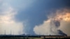Дым над нефтеперерабатывающим заводом в окрестностях Лисичанска
