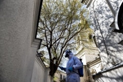 Санітарний працівник дезінфікує одну з православних церков в Грузії. Квітень 2020 року.