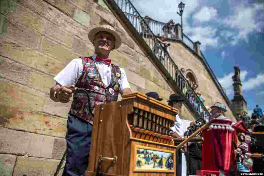 Një instrument muzikor që funskionon në mënyrë mekanike, duke sjell cikrikun me dorë, veprim ky që krijon tinguj, u prezantua në Festivalin e 4-të Ndërkombëtar të instrumenteve mekanike në &quot;Çarls Bridge&quot; në Pragë, Republika Çeke, më 8 gusht 2017. &nbsp;