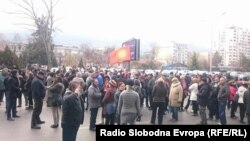 Поддржувачи на ВМРО ДПМНЕ пред седиштето на ДИК. 