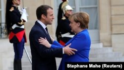 Emanuel Makron i Angela Merkel