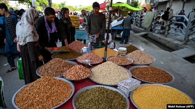 میوه های خشک رنگارنگ در انتظار خریداران اند