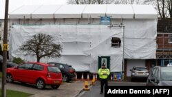 Britanska policija ispred mjesta gdje su bivši ruski špijun Sergej Skripalj i njegova kćerka Julija pronađeni otrovani, Solsberi
