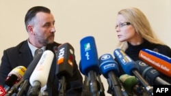 Луц Бахман и Катрин Ортель из движения ПЕГИДА на пресс-конференции в Дрездене, 19 января 2015 года. 