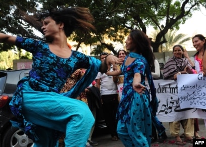 Джессика Дрейк пен Капри Кавани бірге көңіл көтеріп, рахаттануда