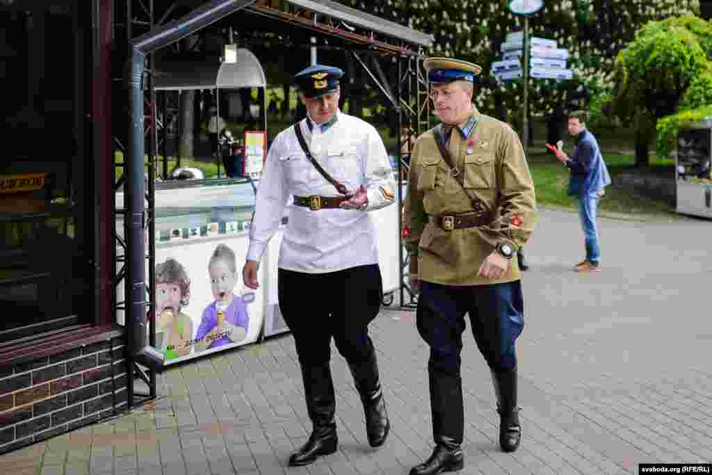 У парку Горкага, дзе працягвалася мерапрыества можна было заўважыць людзей у форме НКВД