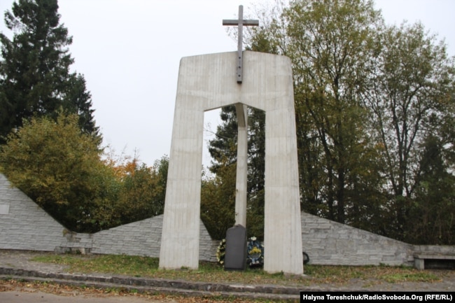 Пам’ятник Героям, встановлений Закарпатською ОДА у 2009 році
