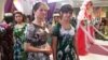 Власти Таджикистана через SMS призвали граждан носить национальную одежду