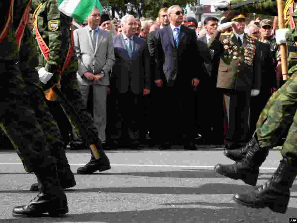 Военный парад в Сухуми приуроченный ко Дню независимости. 30 сентября, 2010