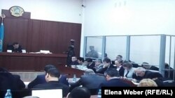 В зале суда, где слушается дело бывшего премьер-министра Серика Ахметова и бывших чиновников акимата Караганды и Карагандинской области. Караганда, 2 октября 2015 года.