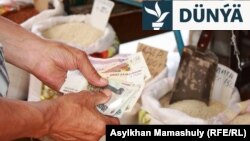 Gazagystanyň bazarynda rus rubly bilen edilýän söwda. Trampyň administrasiýasy ägirt uly salgytlary yglan edeninden soň dünýä bazarynda durnuksyzlyk emele geldi we ABŞ-nyň dollarynyň hümmeti peseldi bu ýagdaýda rus rubly birden ýokarlandy. (arhiw suraty)