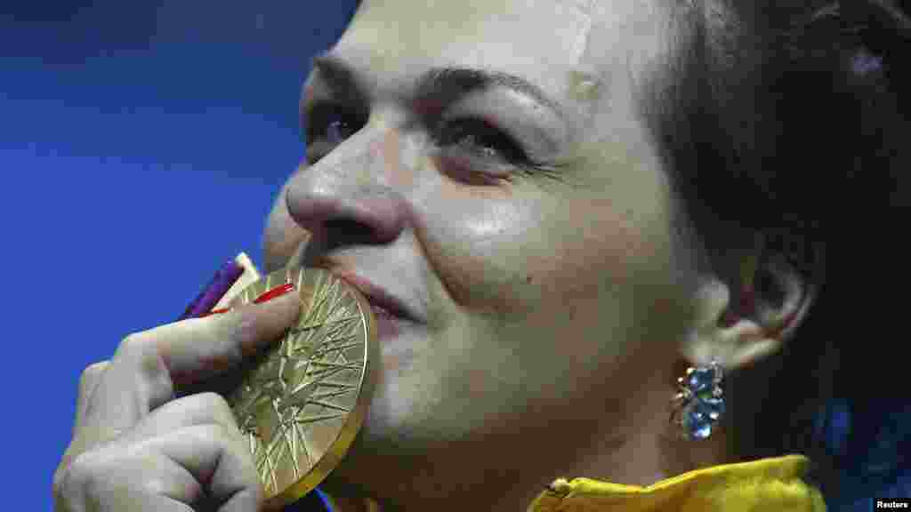 Двукратная чемпионка мира и Европы по тяжелой атлетике Светлана Подобедова победив в соревновании по тяжелой атлетике в весовой категории до 75 кг среди женщин, она установила олимпийский рекорд в толчке.