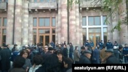 Сотрудники завода «Наирит» протестуют перед зданием правительства Армении, Ереван, 9 декабря 2014 г.