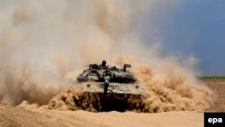 دبابة اسرائيلية تطلق النار على غزة