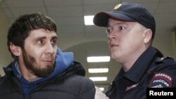 Заур Дадаев (слева), подозреваемый в причастности к убийству Бориса Немцова. 