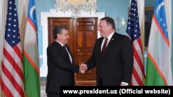 АҚШ президенті Шавкат Мирзияев (сол жақта) және АҚШ мемлекеттік хатшысы Майк Помпео. 